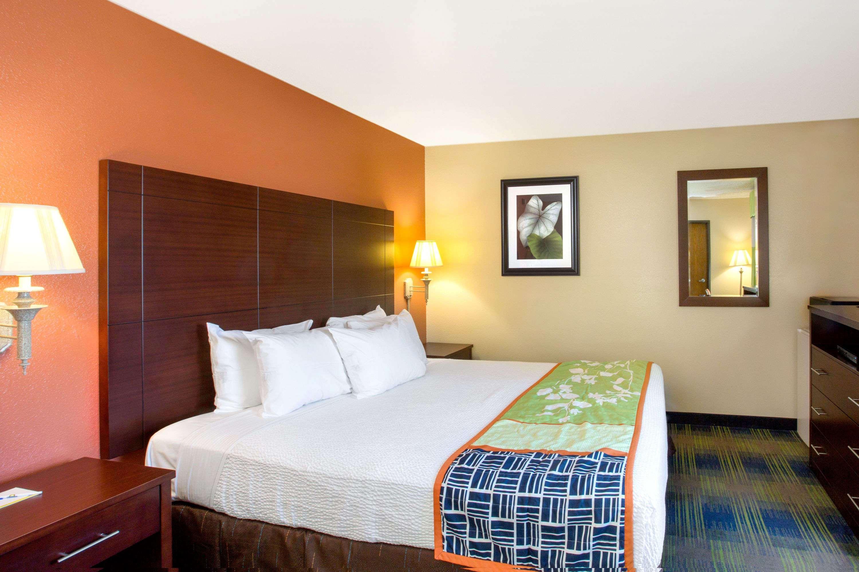Days Inn By Wyndham Fremont Bagian luar foto