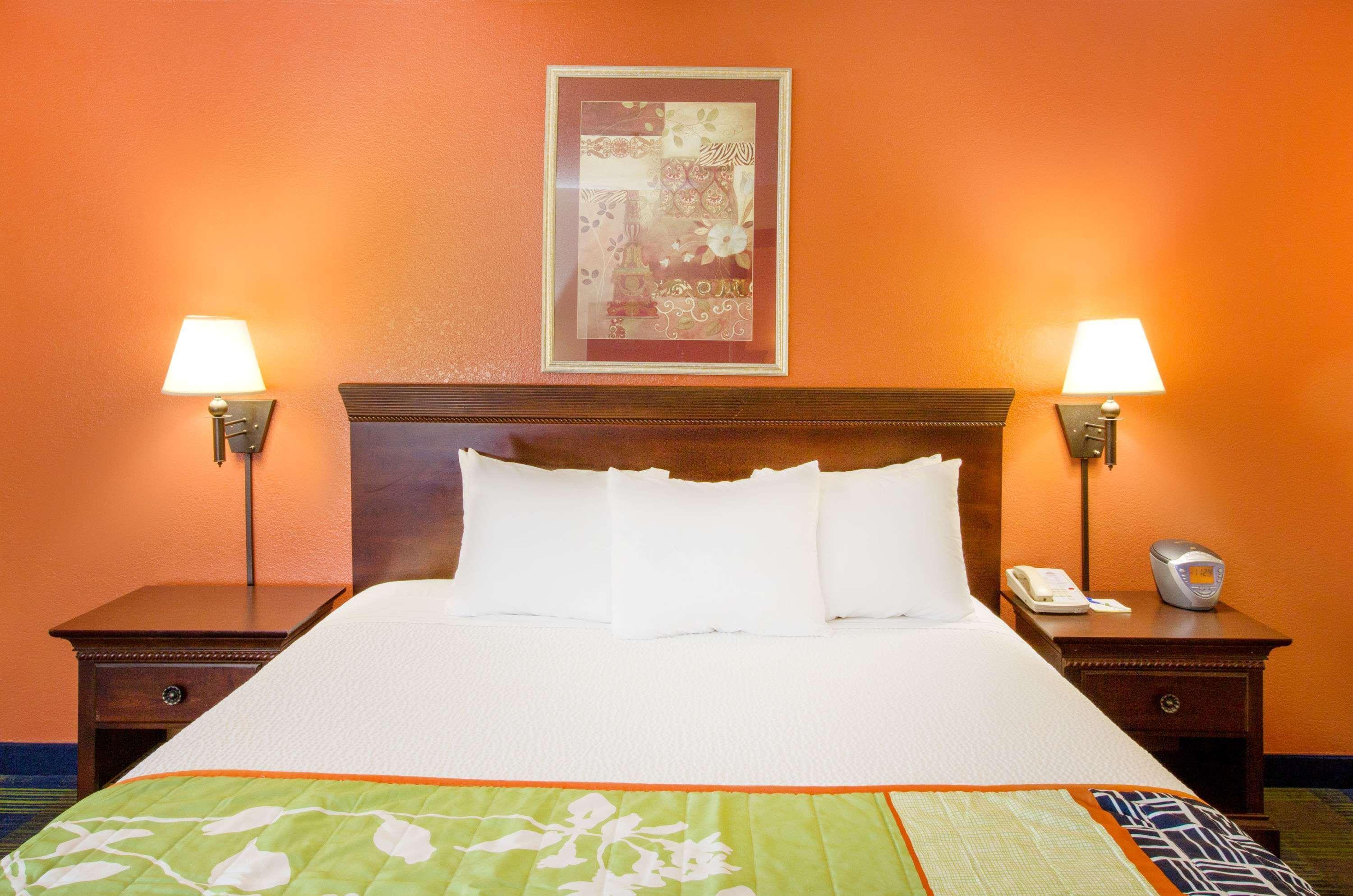 Days Inn By Wyndham Fremont Bagian luar foto