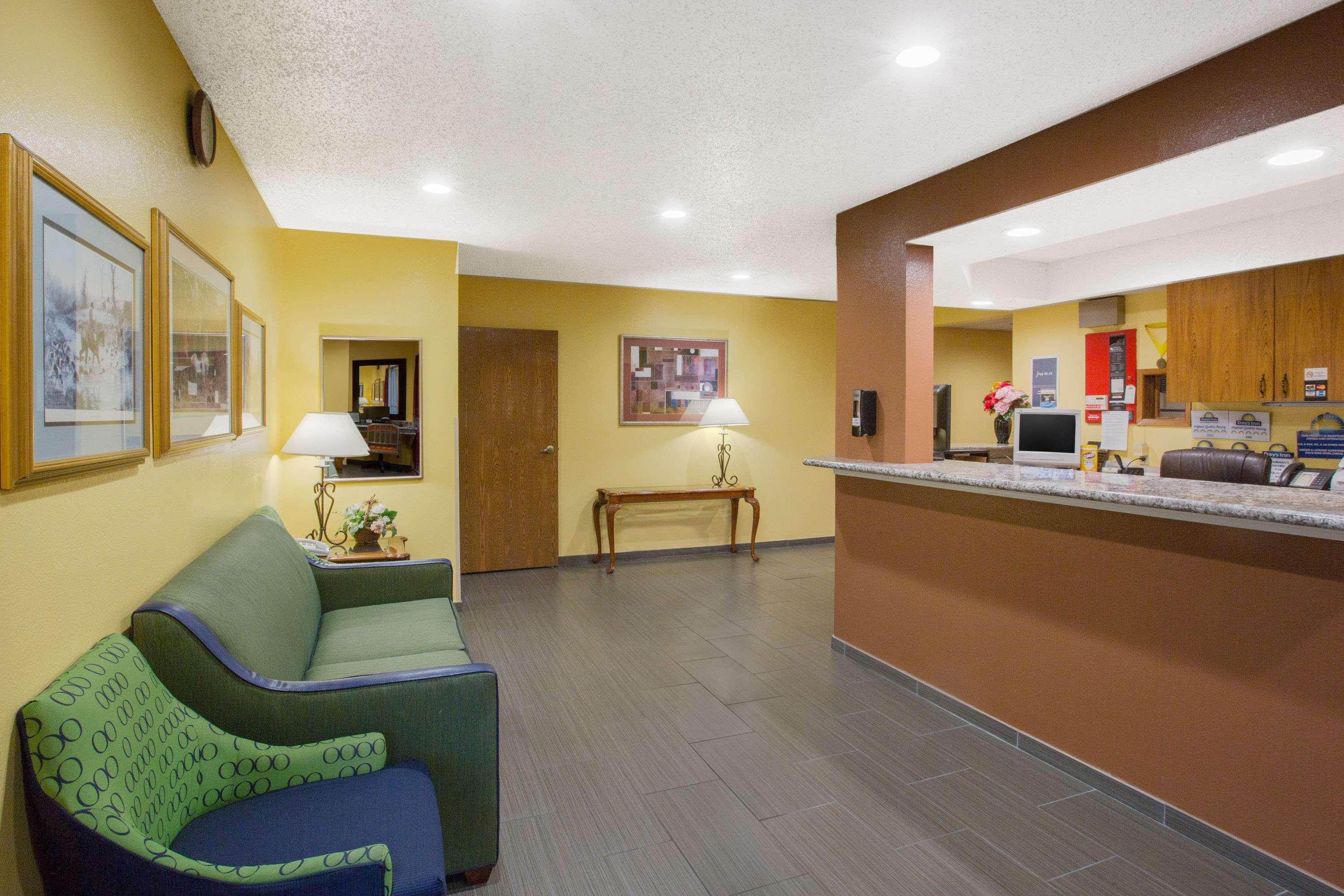 Days Inn By Wyndham Fremont Bagian luar foto