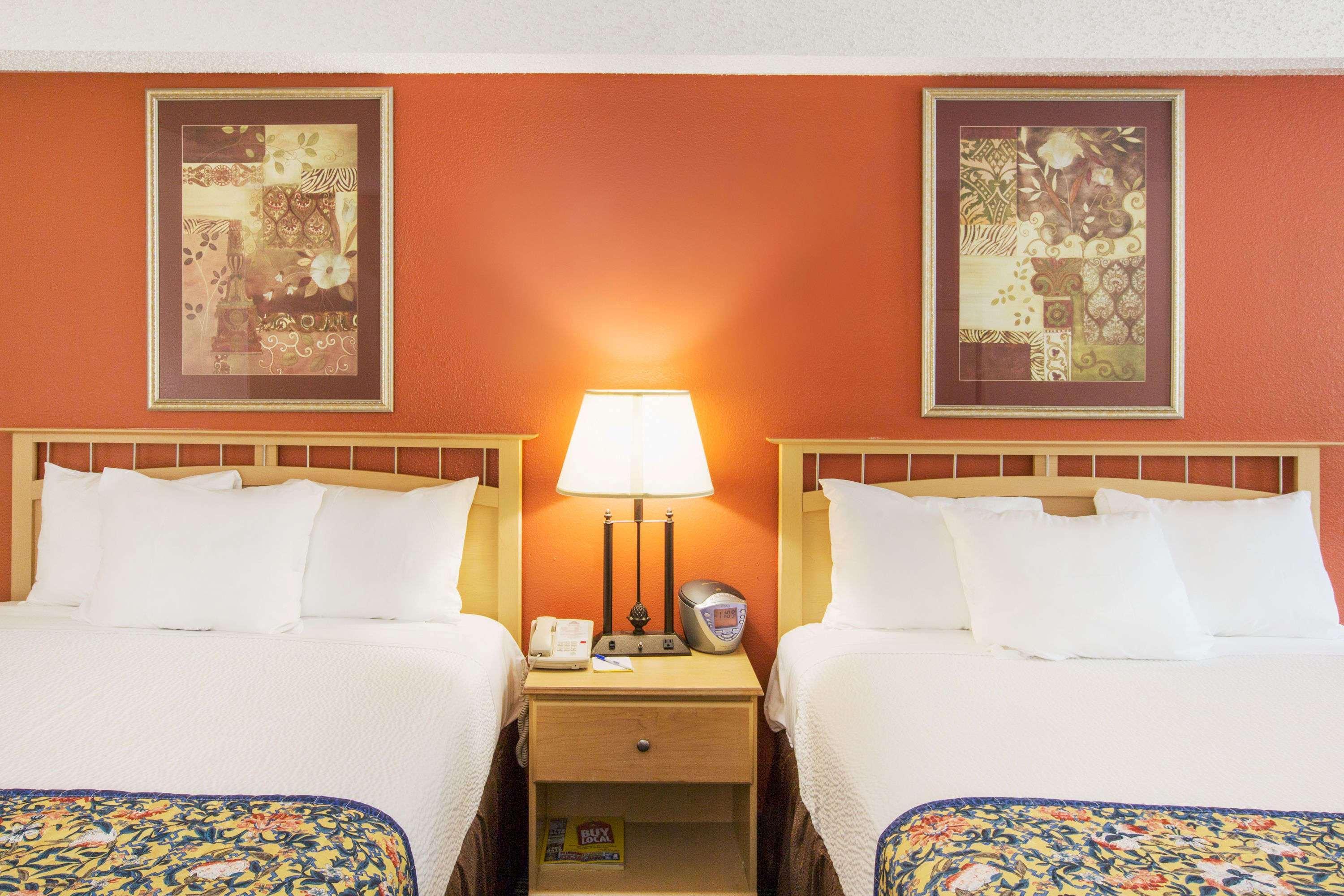 Days Inn By Wyndham Fremont Bagian luar foto