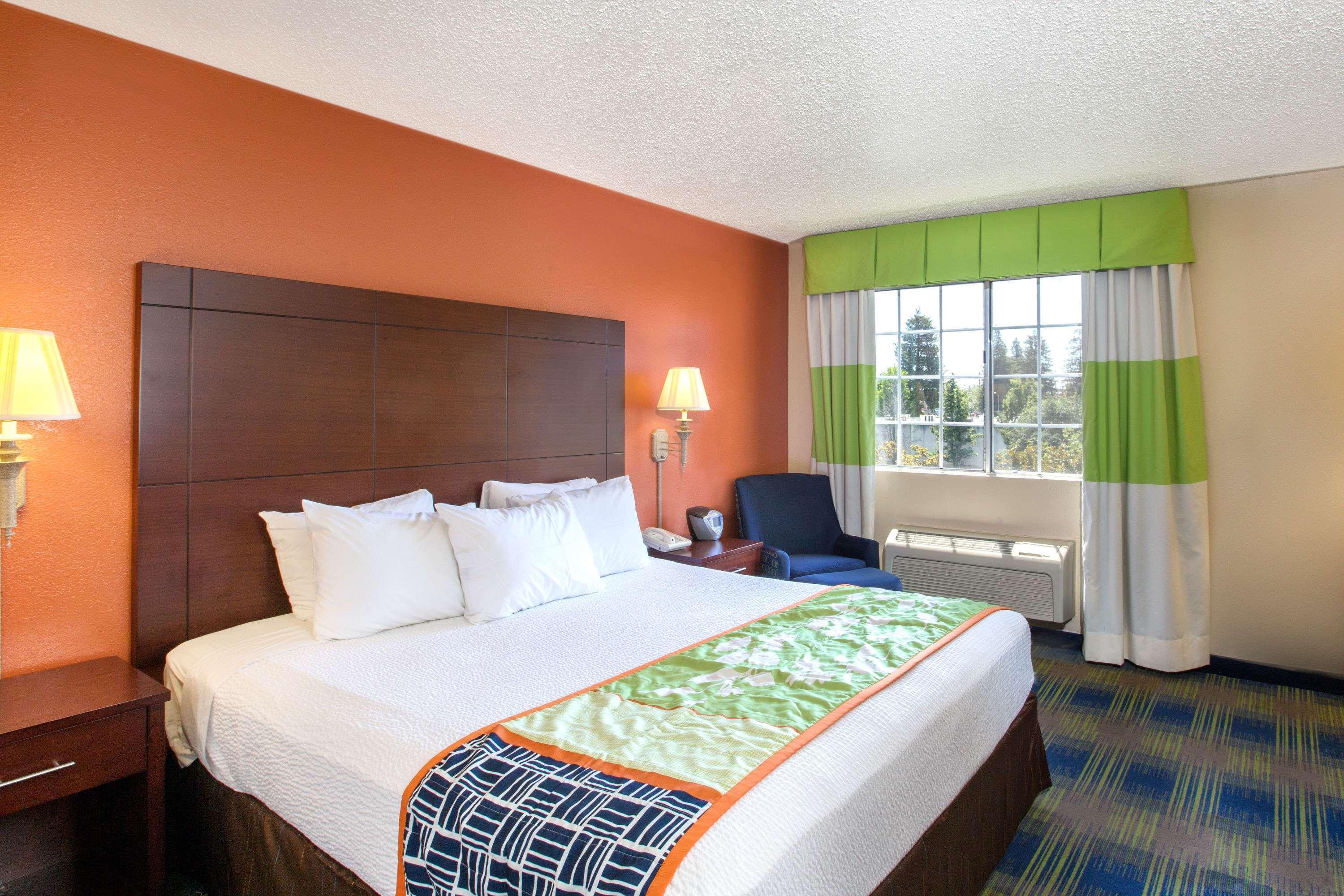 Days Inn By Wyndham Fremont Bagian luar foto
