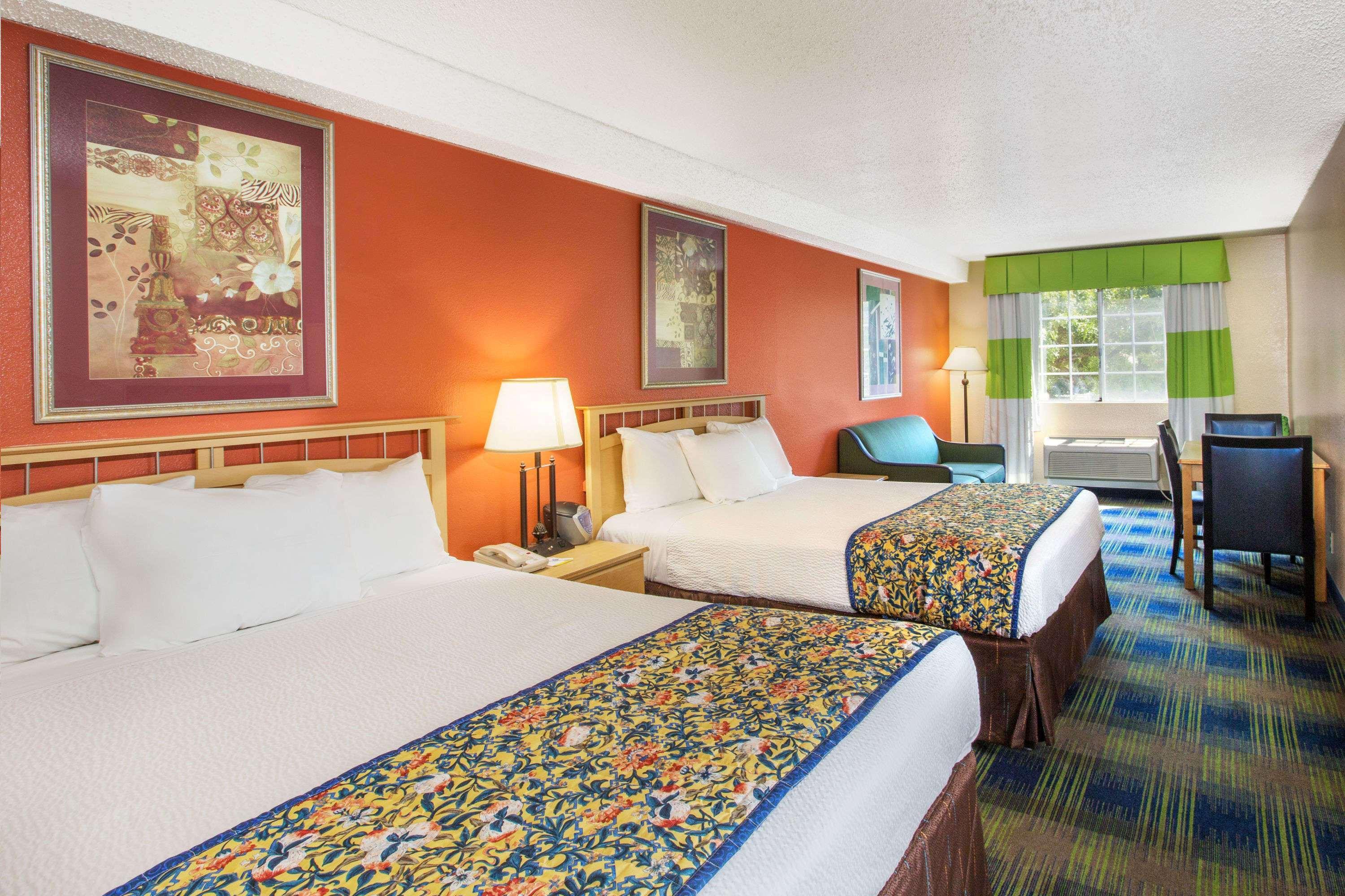 Days Inn By Wyndham Fremont Bagian luar foto