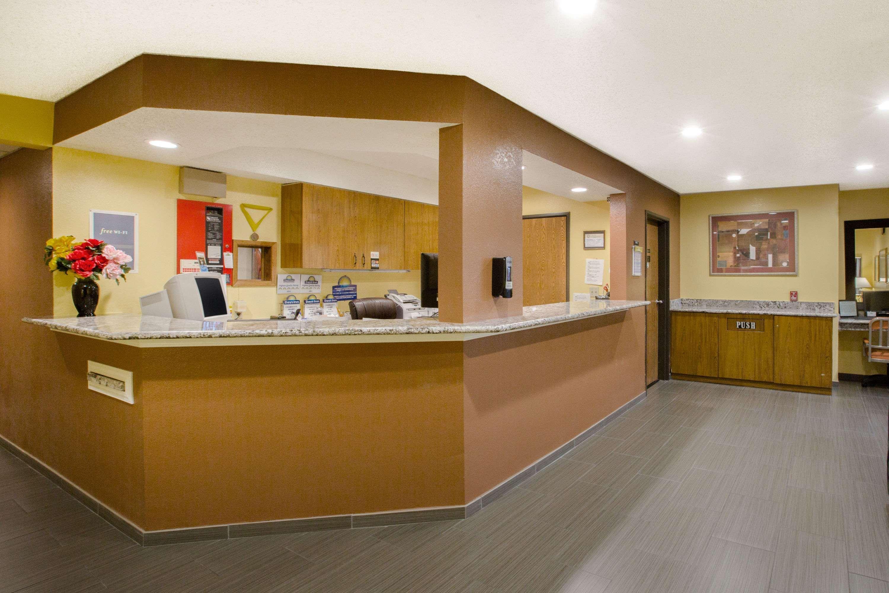 Days Inn By Wyndham Fremont Bagian luar foto