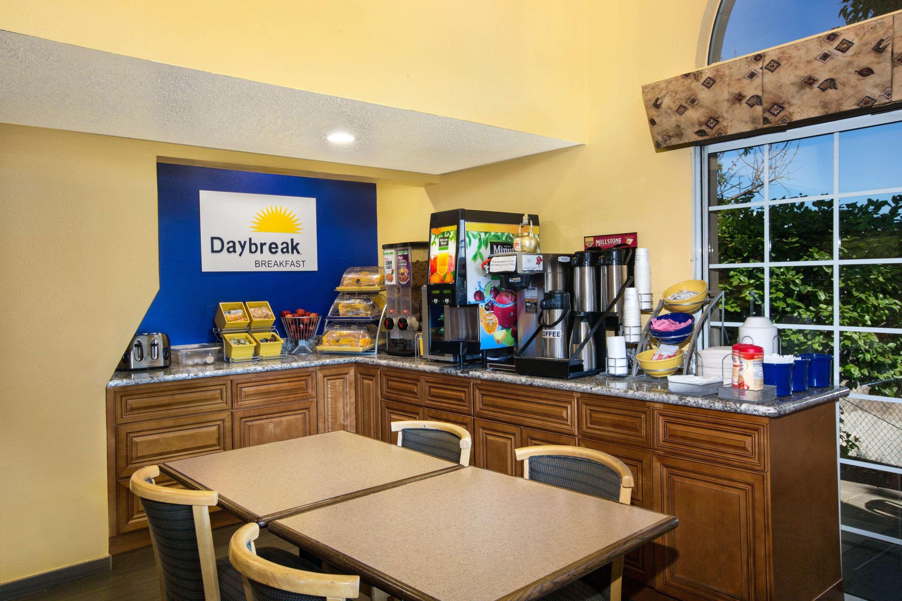 Days Inn By Wyndham Fremont Bagian luar foto