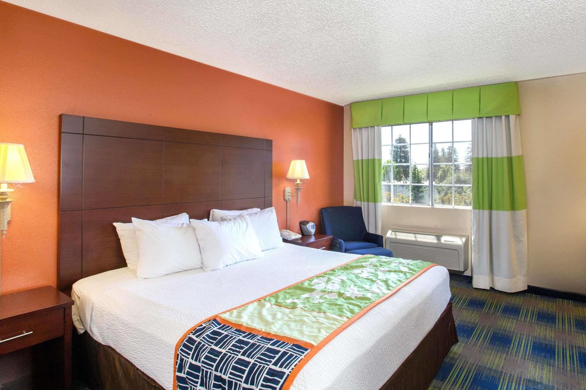 Days Inn By Wyndham Fremont Bagian luar foto
