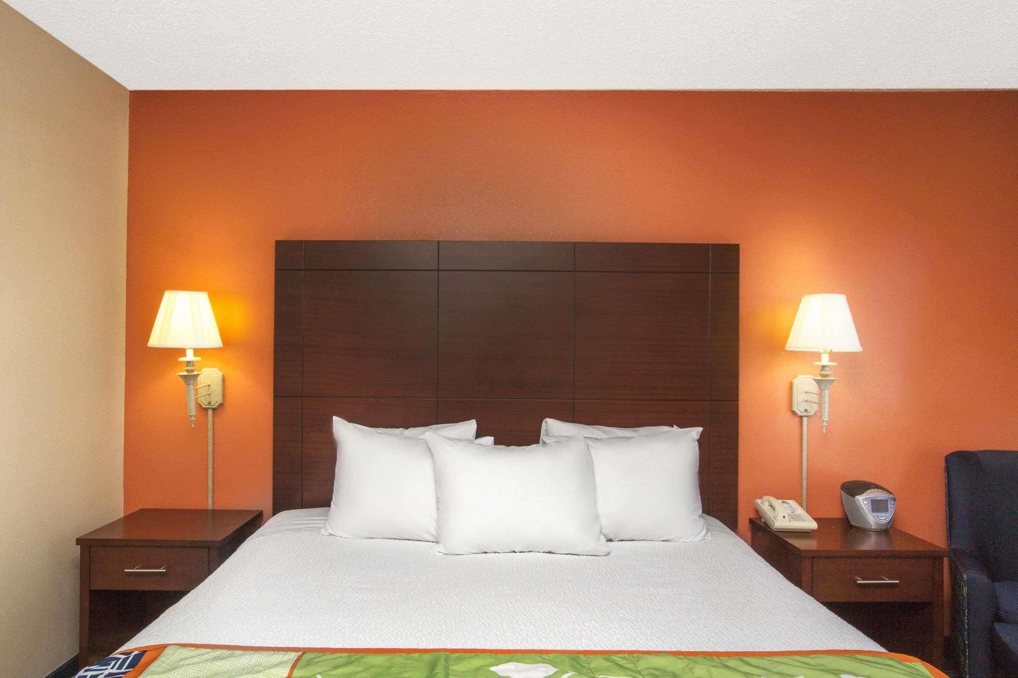 Days Inn By Wyndham Fremont Bagian luar foto