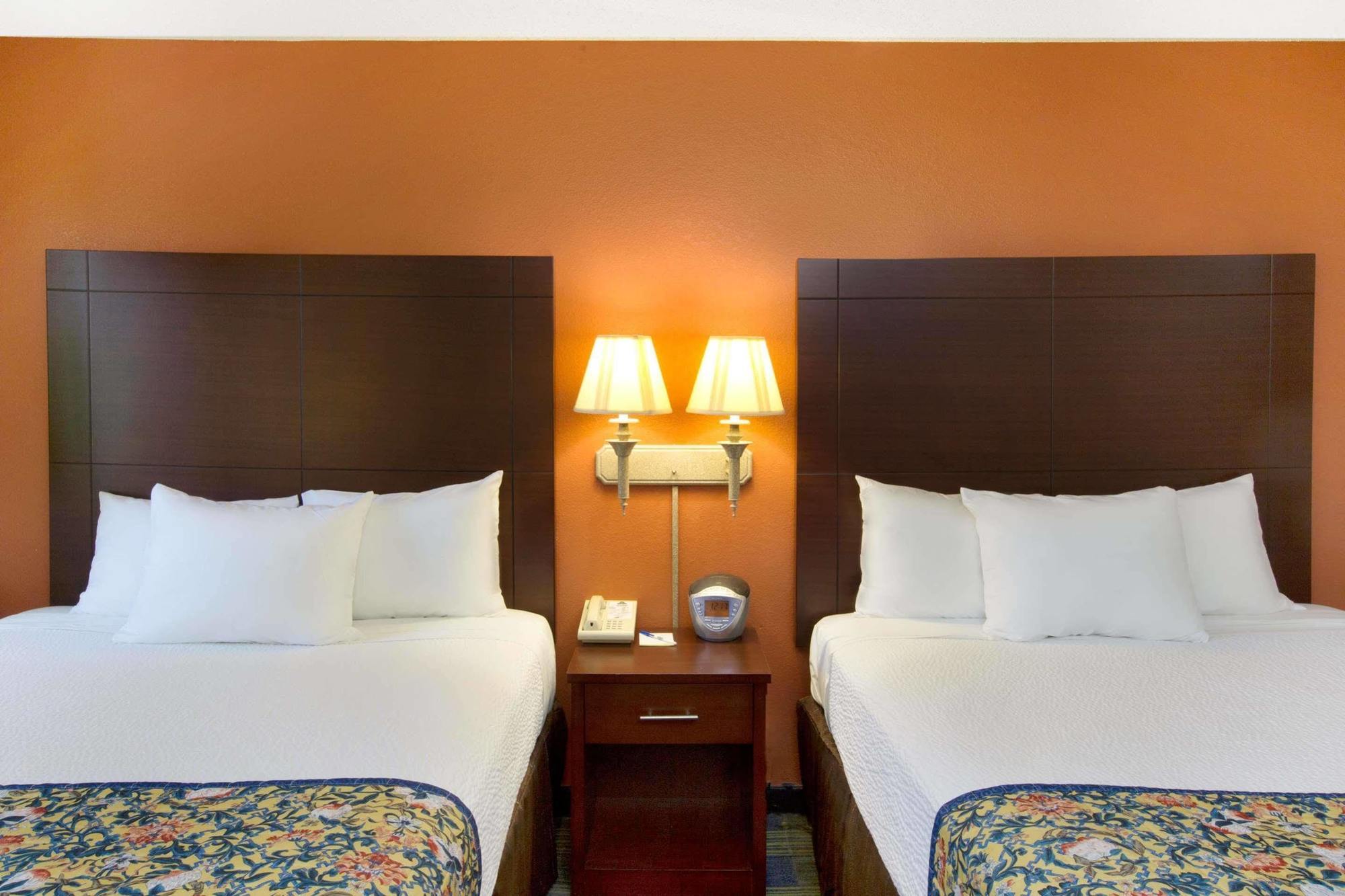 Days Inn By Wyndham Fremont Bagian luar foto