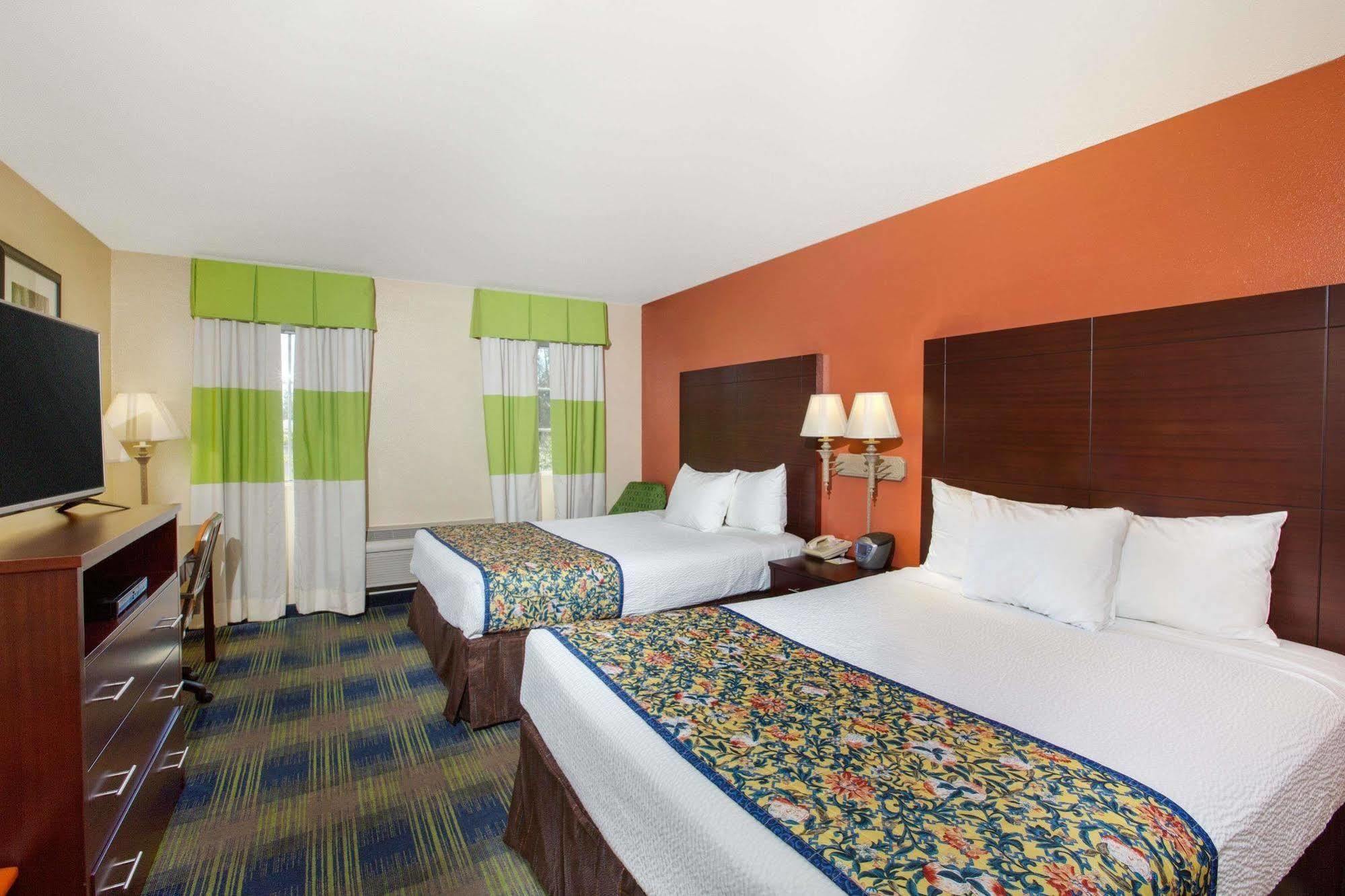 Days Inn By Wyndham Fremont Bagian luar foto
